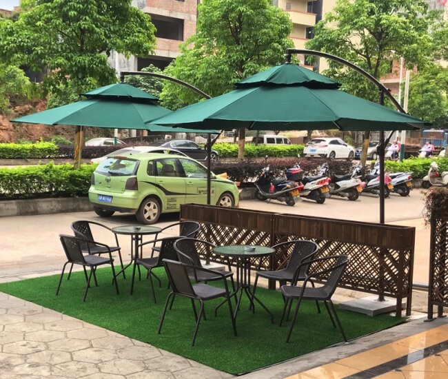 Mẫu ô lệch tâm trang trí quán cafe sân vườn nổi bật, thu hút