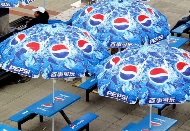 Ứng dụng đa dạng tại quán cafe, nhà hàng,..của dù quảng cáo