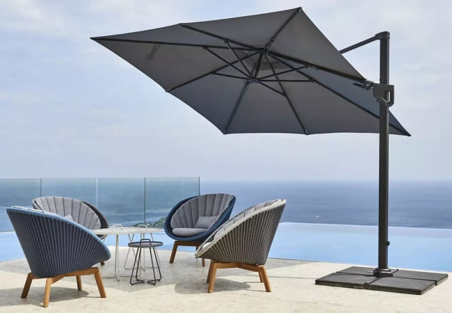 Mẫu dù lệch tâm vuông trang trí bể bơi đẳng cấp và sang trọng