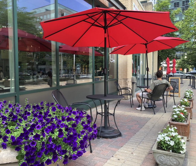 Mẫu dù che nắng tròn đứng tâm thanh lịch, đẹp mắt