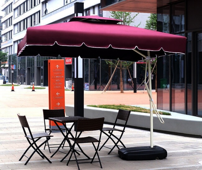 Mẫu ô dù lệch tâm vuông giúp quán cafe thêm sang trọng