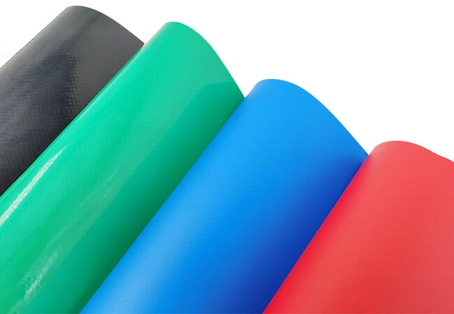 Chất liệu vải ô dù che nắng PVC 600 lên màu tốt nhưng kém về chất lượng