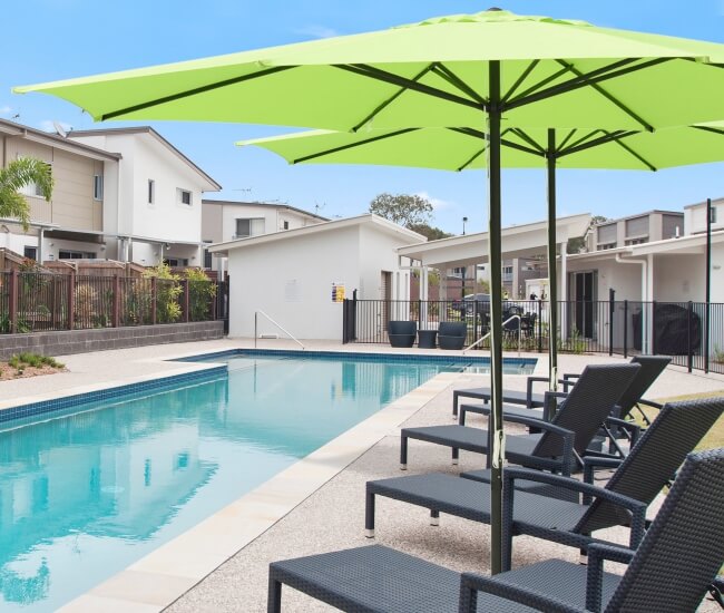 Mẫu dù tròn chính tâm che nắng bể bơi tiện lợi