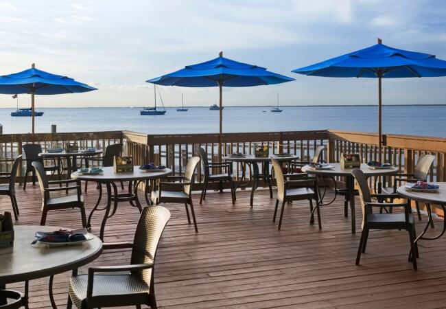 Mẫu ô dù đứng tâm tròn sử dụng phổ biến trong các nhà hàng ngoài trời