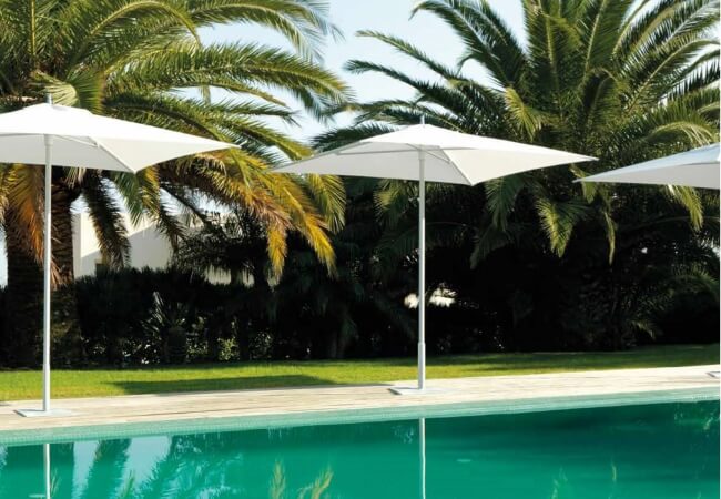Mẫu dù chính tâm vuông cho không gian bể bơi thêm ấn tượng