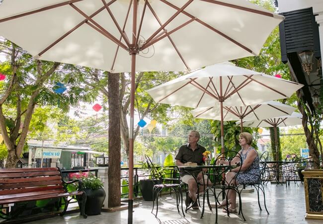 Mẫu dù trang trí quán cafe tạo nên ấn tượng và chất riêng cho không gian