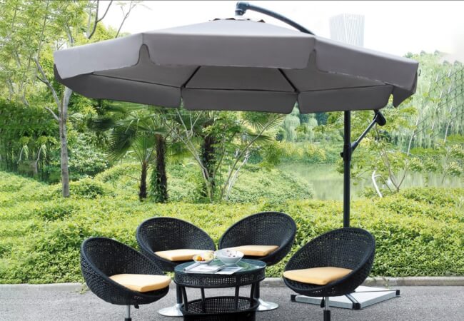 Mẫu ô dù quán cafe che nắng tạo nên điểm nhấn cho không gian