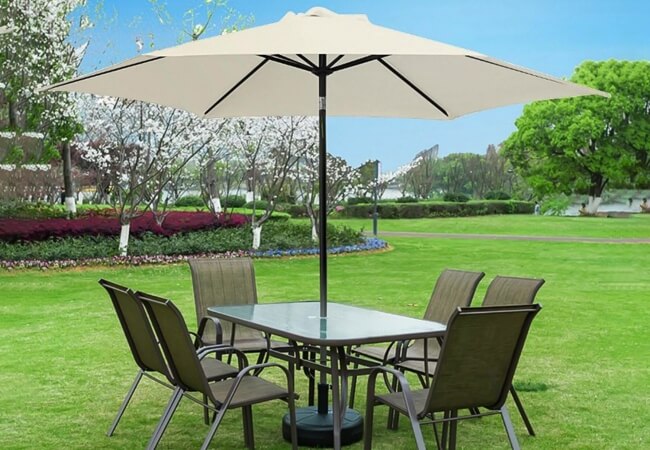 Lựa chọn ô dù che nắng trang trí cho quán cafe ấn tượng