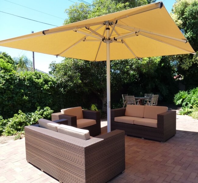 Dù trang trí sân vườn chính tâm vuông sang trọng và ấn tượng