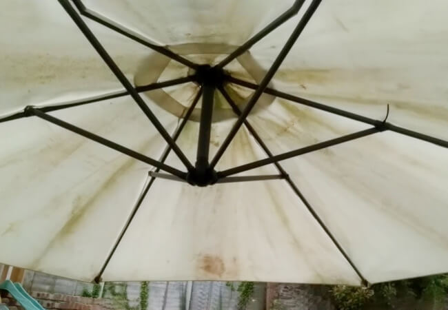 Tán ô dù che mưa, nắng bị ẩm mốc và phai màu