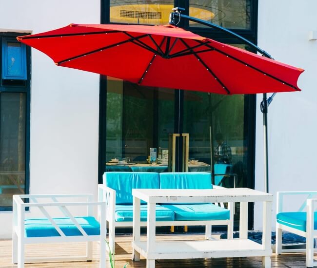 Mẫu ô dù lệch tâm tròn che nắng tại các Resort cao cấp