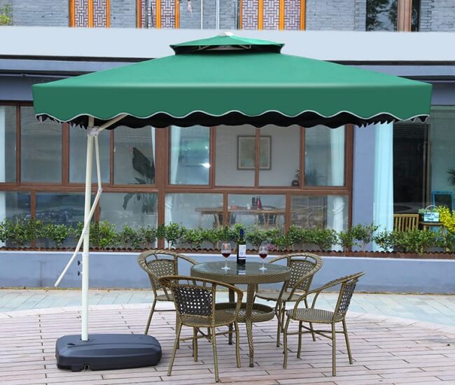 Dù vuông lệch tâm cho không gian cafe ấn tượng