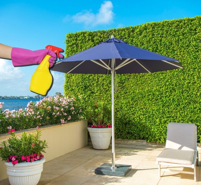 Lau chùi và vệ sinh ô dù che nắng ngoài trời giúp ô luôn mới