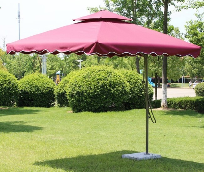 Mẫu dù lệch tâm vuông tô điểm cho sân vườn hiện đại, sang trọng