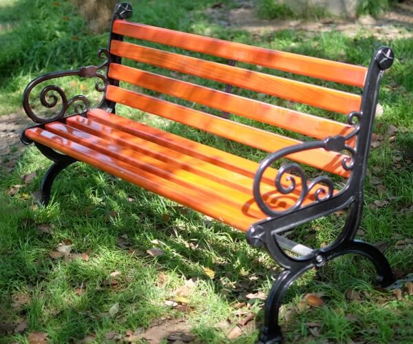 Ghế gang đặt tại công viên