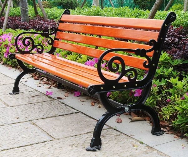 Ghế gang đặt tại khuôn viên bệnh viện