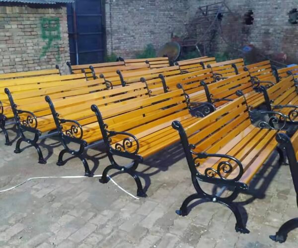 Bàn giao ghế gang đúc tận nơi cho quý khách hàng