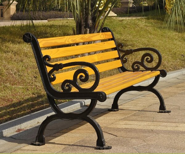 Ghế gang đặt tại hè phố đi bộ