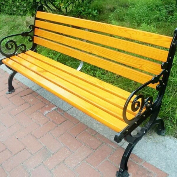 Ghế gang đúc đặt tại công viên