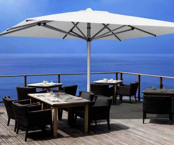 Dù chính tâm vuông tiện lợi tại các quán cafe ven biển