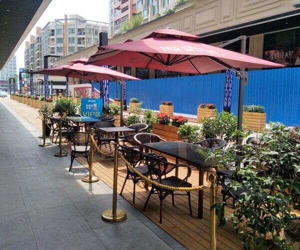 Lựa chọn ô lệch tâm vuông cho không gian cafe rộng, sang trọng