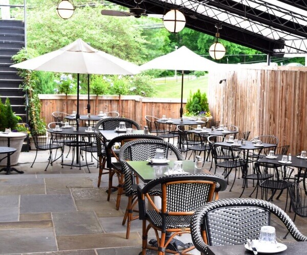 Ô cafe đúng tâm che nắng quán cafe nhẹ nhàng, thanh lịch