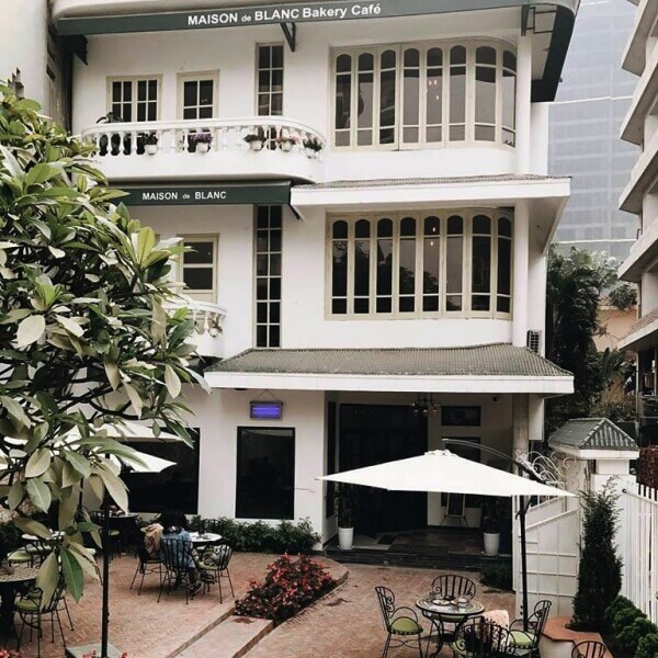 Dù lệch tâm cho không gian cafe Maison sang trọng và cuốn hút