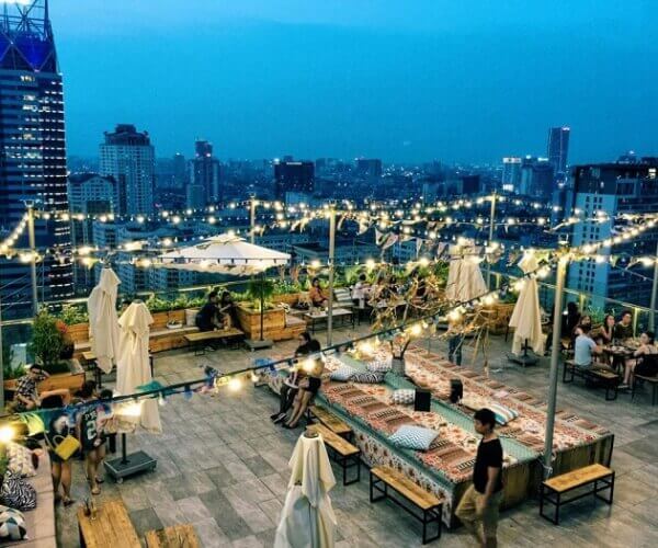 Đặt dù cafe tại Trill Rooftop coffee giúp không gian ấn tượng và thu hút
