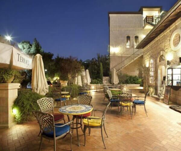 Ô cafe điểm xuyết cho không gian cafe sân vườn độc đáo