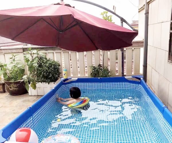 Dù lệch tâm tròn đặt tại các bể bơi gia đình