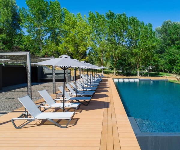 Hỗ trợ lắp đặt và vận chuyển dù che nắng bể bơi tận nơi trên toàn quốc