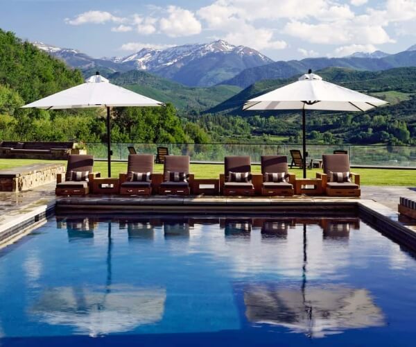 Dù hồ bơi bảo vệ người dùng bơi các tia UV có hại cho da