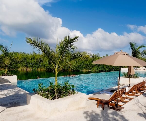 Mẫu dù chính tâm tròn đặt tại các hồ bơi vô cực thịnh hành hiện nay