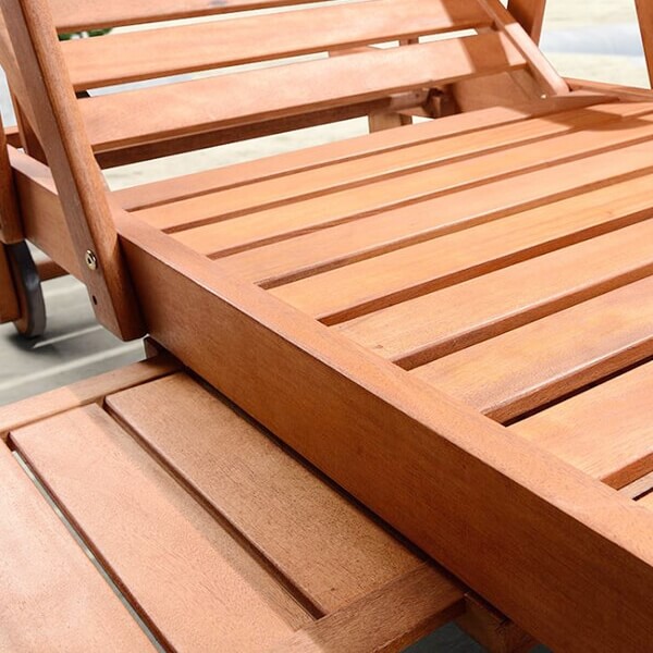 Bề mặt ghế gỗ được phủ sơn chống nước, chống thấm cao cấp