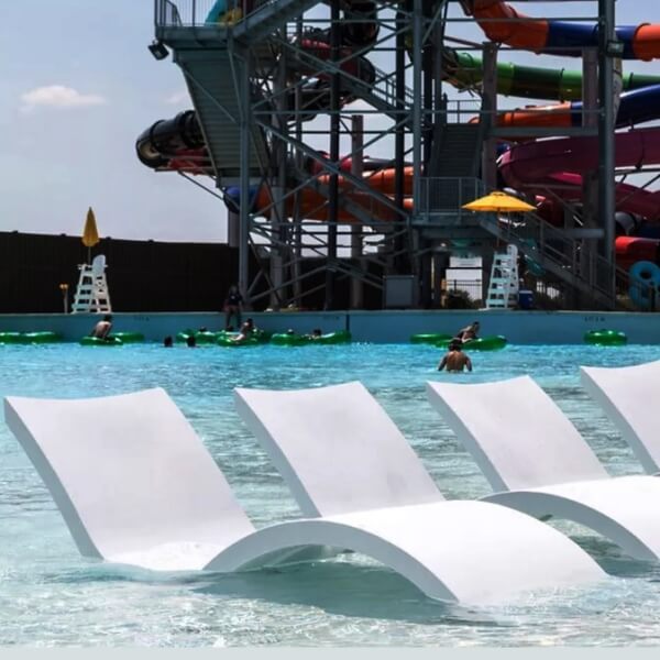 Hình ảnh ghế bể bơi composite đặt tại khu vui chơi