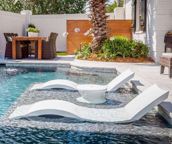 Sản phẩm ghế composite có thể đặt linh hoạt cả trên cạn và dưới nước