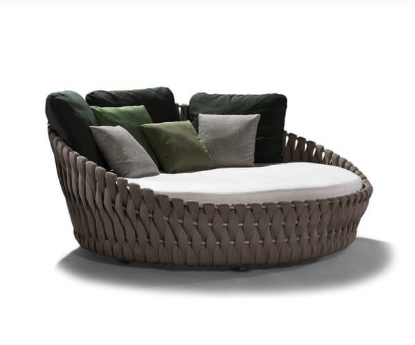 Mẫu giường nằm bể bơi được ưa chuộng hiện nay