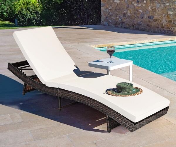 Sản phẩm giường nằm bể bơi có thể gắn thêm nệm hoặc topping