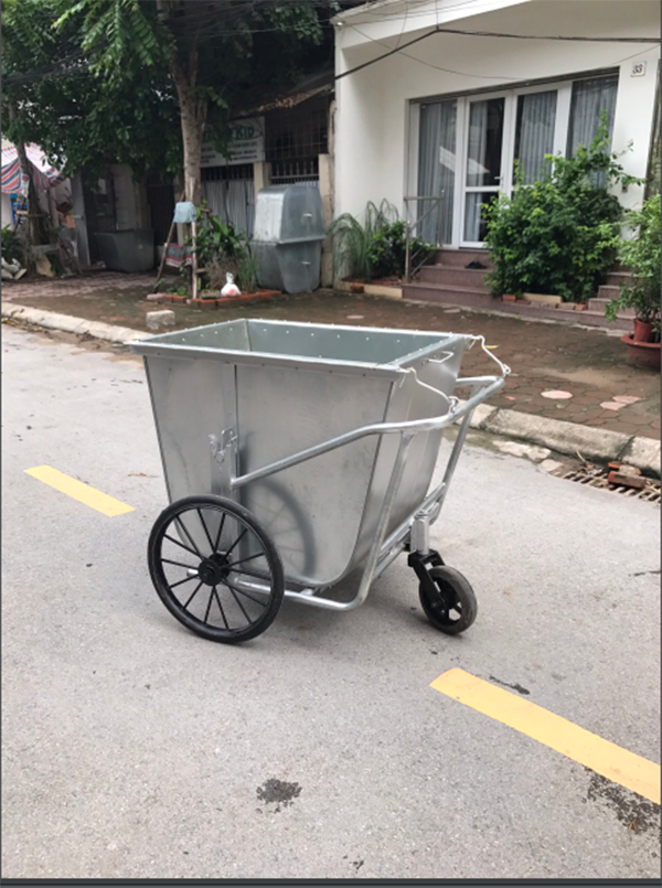 So sánh xe đẩy rác bằng tôn và xe đẩy rác bằng inox