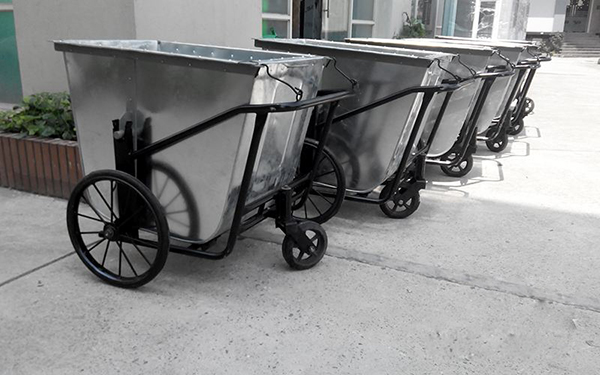 Tình trạng xe đẩy rác bị quá tải tại các thành phố lớn