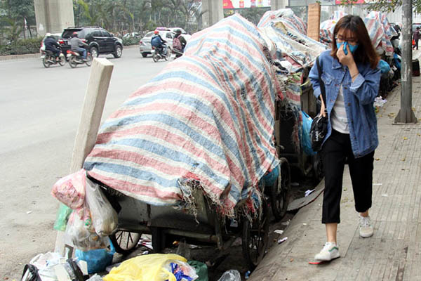 Tình trạng xe đẩy rác bị quá tải tại các thành phố lớn