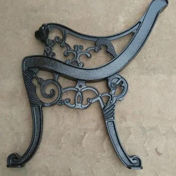 Chất liệu gang sản xuất ghế công viên bền đẹp, chắc chắn