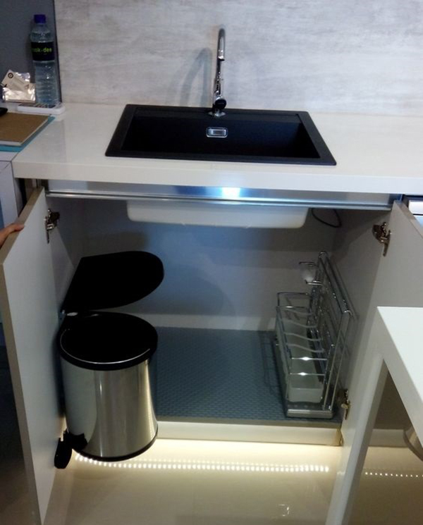 Những lý do không nên đặt thùng rác trong tủ bếp