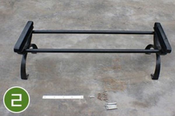 Lắp hai ống sắt vào hai đầu chân ghế