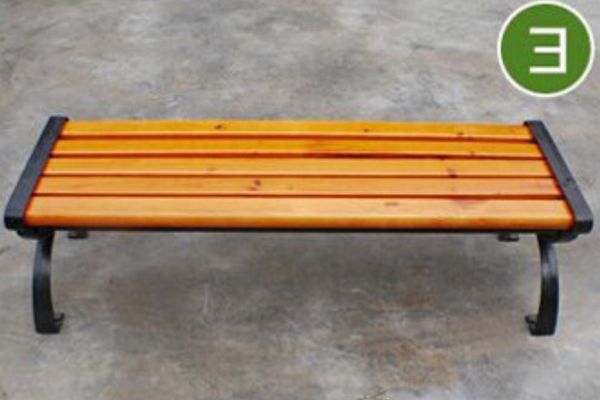 Xếp các nan gỗ đều nhau và siết chặt bằng vít kim loại