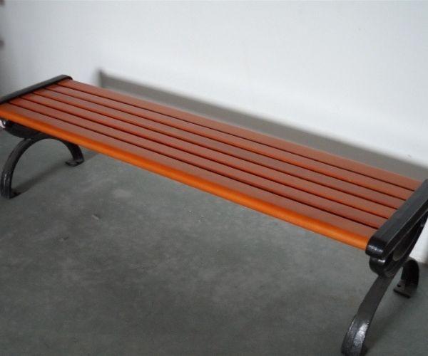 Sản xuất ghế với chất liệu gang đúc cao cấp, bền đẹp, nan gỗ lim Nam Phi chắc chắn