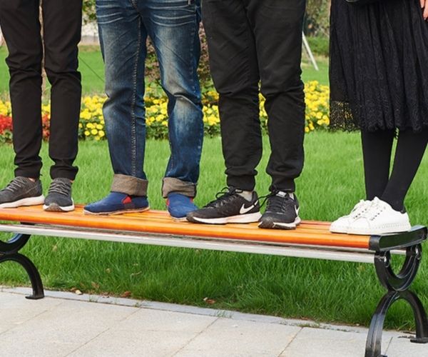 Ghế công viên bằng gỗ chắc chắn, bền đẹp khi sử dụng