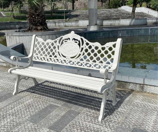 Ghế công viên bằng sắt thiết kế đẹp mắt, kiểu dáng đa dạng đang được đánh giá cao hiện nay