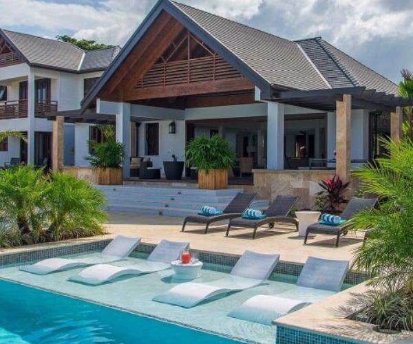 Mẫu ghế hồ bơi composite được nhiều rooftop ưa chuộng