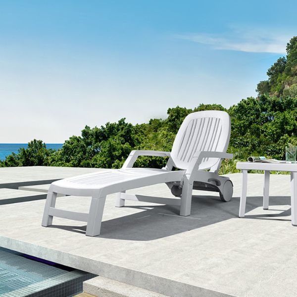 Mẫu ghế hồ bơi bằng nhựa được ưa chuộng hiện nay